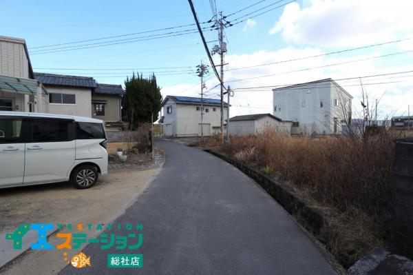 総社市秦　中古戸建 前面道路含む現地写真 