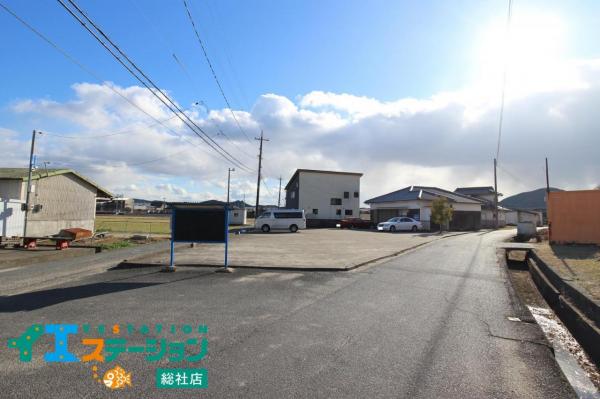 総社市秦　中古戸建 前面道路含む現地写真 