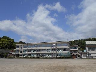 延岡市立岡富小学校