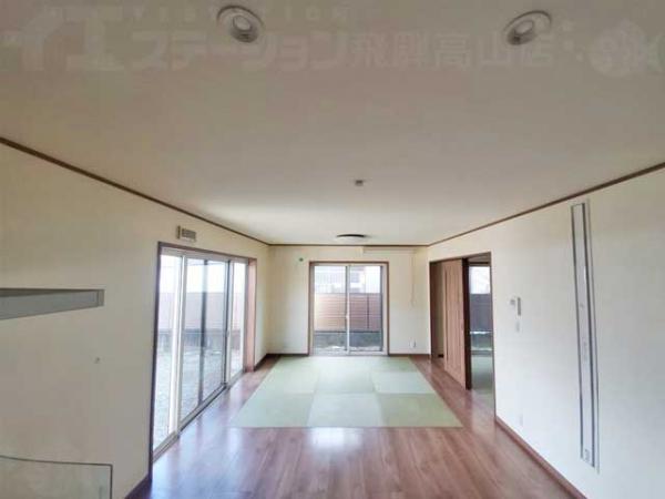 高山市冬頭町 中古戸建 6LDK リビングダイニング