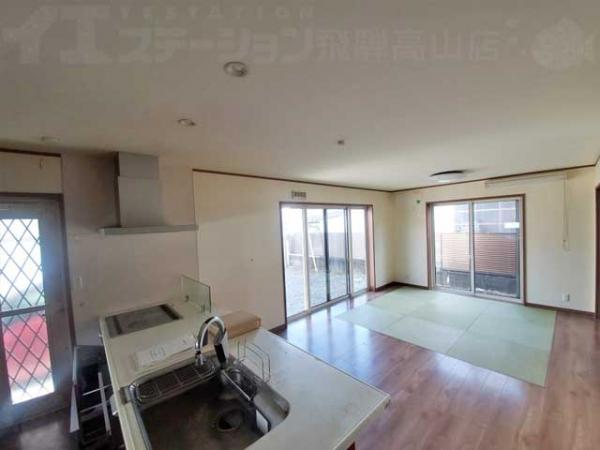 高山市冬頭町 中古戸建 6LDK リビングダイニング