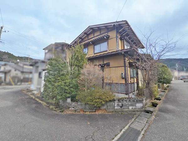 高山市片野町2丁目 中古戸建 6DK 前面道路含む現地写真 