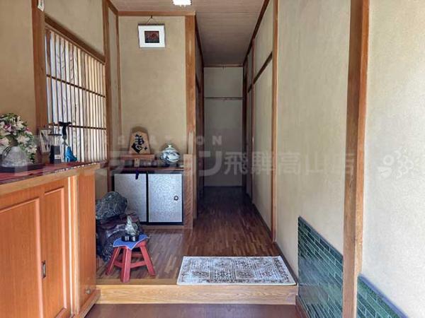 高山市片野町4丁目 中古戸建 6DK 玄関 