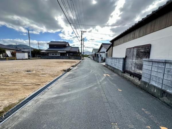 アイテムランド沖今宿 前面道路含む現地写真 