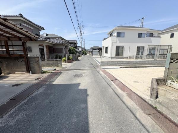 桑南2丁目｜売土地 前面道路含む現地写真 