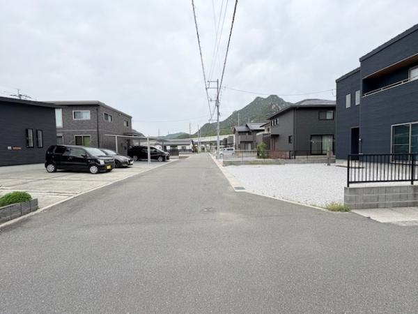 下右田｜築浅戸建て 前面道路含む現地写真 