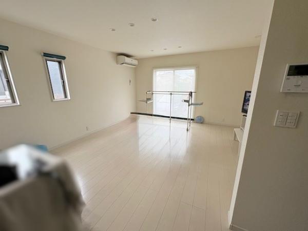 下右田｜築浅戸建て リビング 
