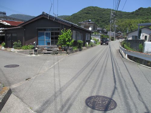 江泊50坪売土地 コンビニすぐそば！周南市方面にも便利な立地！ 前面道路含む現地写真 