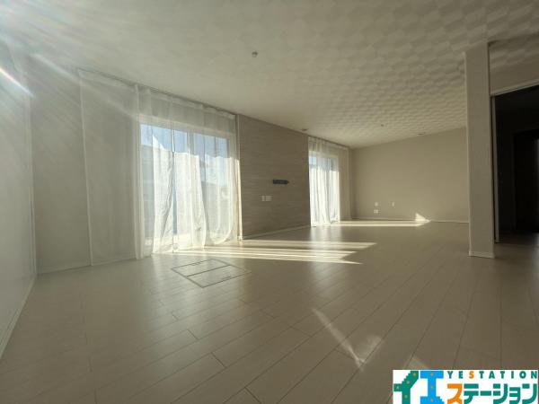 泉区鶴が丘1丁目 リビングダイニング