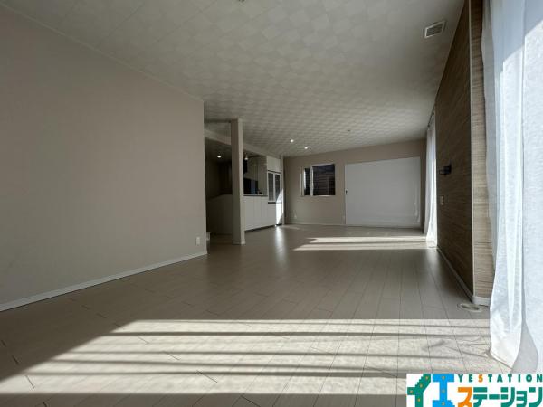 泉区鶴が丘1丁目 リビングダイニング