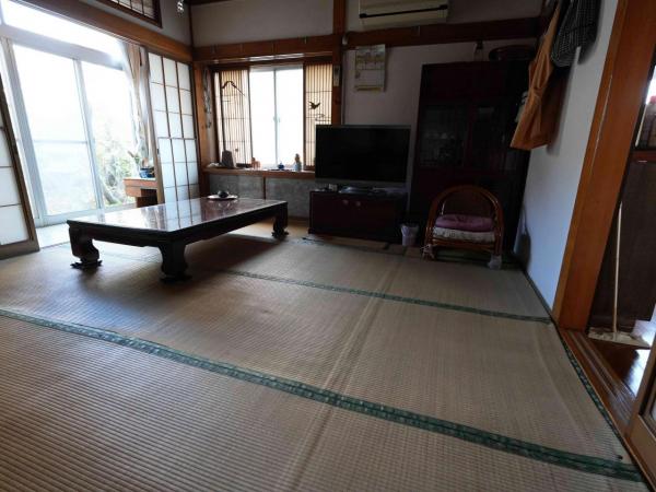 酒田市字新町　中古住宅　【現況渡し】 リビング以外の居室 