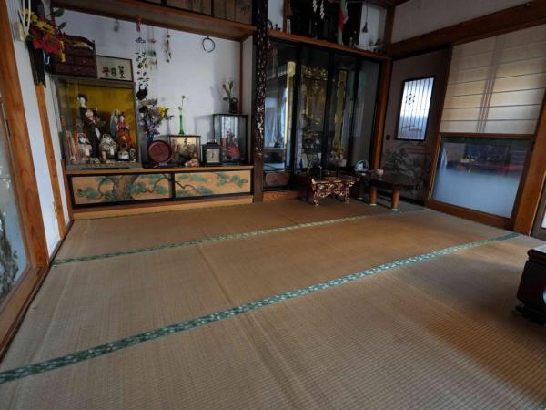 酒田市字新町　中古住宅　【現況渡し】 リビング以外の居室 