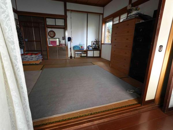 酒田市字新町　中古住宅　【現況渡し】 リビング以外の居室 