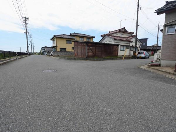 酒田市上安町二丁目　売土地 前面道路含む現地写真 