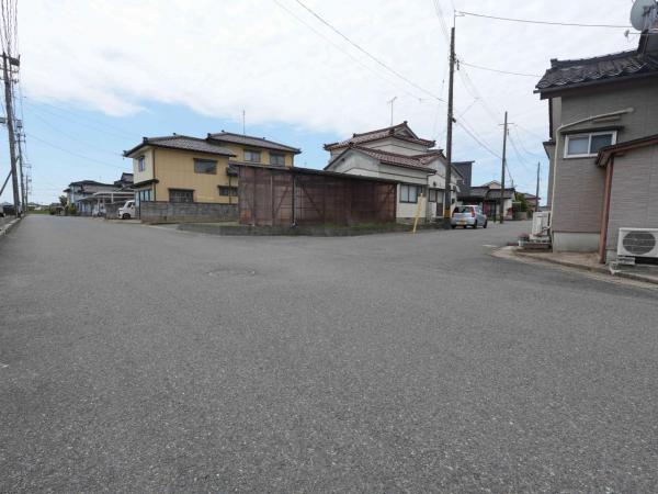 酒田市上安町二丁目　売土地 前面道路含む現地写真 