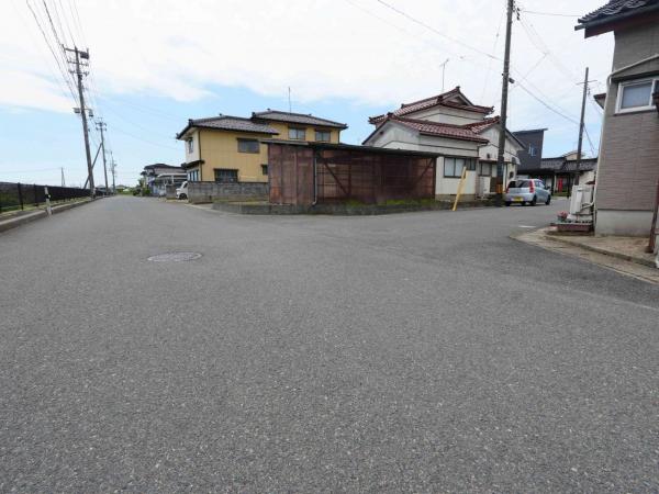 酒田市上安町二丁目　売土地 前面道路含む現地写真 