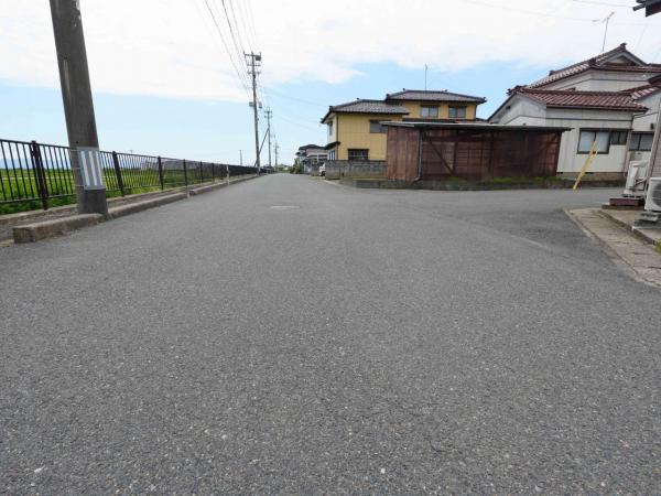 酒田市上安町二丁目　売土地 前面道路含む現地写真 