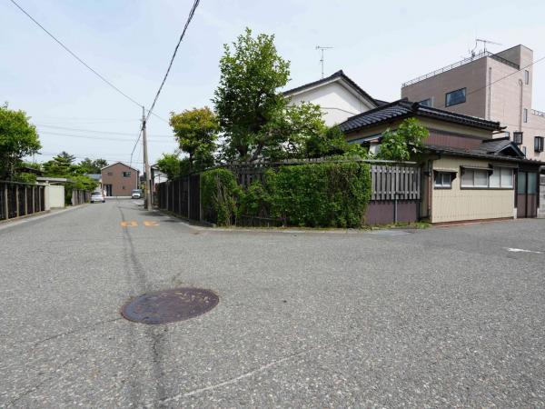 酒田市住吉町　売土地【更地渡し】 前面道路含む現地写真 