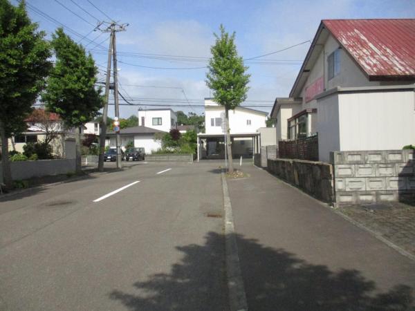 もみじ台南6丁目 前面道路含む現地写真 