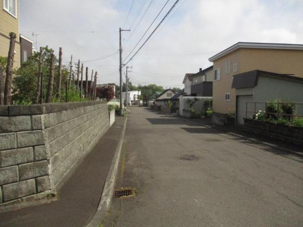 もみじ台南6丁目 前面道路含む現地写真 