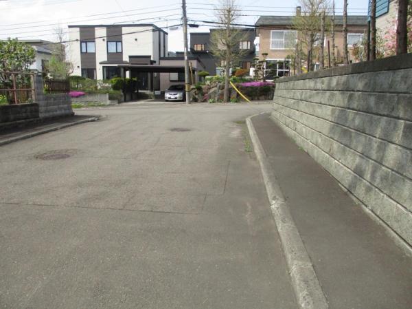 もみじ台南6丁目 前面道路含む現地写真 