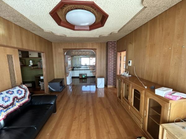 『家族の距離がちょうどいい。』美原5丁目売家 リビング 