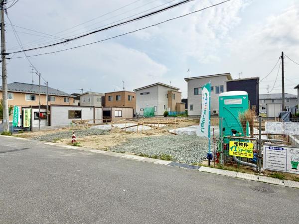 八戸市田向５丁目　２号棟 前面道路含む現地写真 